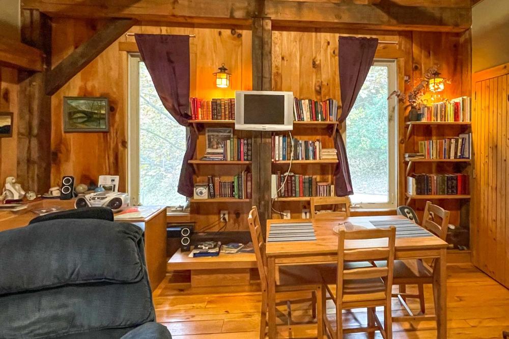 Pet-Friendly Leicester Mountain View Escape